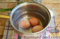 Фото приготовления рецепта: Салат с креветками, колбасой и огурцом - шаг №2