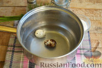 Фото приготовления рецепта: Салат с креветками, колбасой и огурцом - шаг №3