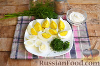 Фото приготовления рецепта: Салат с креветками, колбасой и огурцом - шаг №4