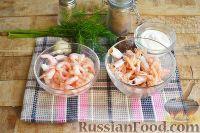 Фото приготовления рецепта: Салат с креветками, колбасой и огурцом - шаг №5