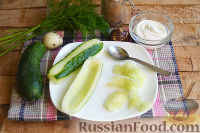 Фото приготовления рецепта: Салат с креветками, колбасой и огурцом - шаг №6