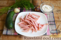 Фото приготовления рецепта: Салат с креветками, колбасой и огурцом - шаг №8