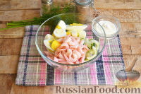 Фото приготовления рецепта: Салат с креветками, колбасой и огурцом - шаг №9