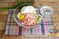 Фото приготовления рецепта: Салат с креветками, колбасой и огурцом - шаг №10