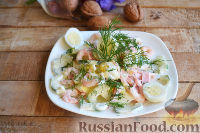Фото приготовления рецепта: Салат с креветками, колбасой и огурцом - шаг №11