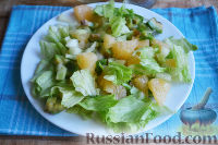 Фото приготовления рецепта: Салат с креветками, грейпфрутом и авокадо - шаг №7