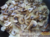 Фото приготовления рецепта: Запеканка из картофеля и шампиньонов, со сливками - шаг №4