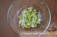 Фото приготовления рецепта: Салат "Витаминный" из киви и авокадо - шаг №3