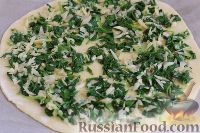 Фото приготовления рецепта: Пицца со шпинатом и перепелиными яйцами - шаг №8