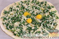 Фото приготовления рецепта: Пицца со шпинатом и перепелиными яйцами - шаг №9