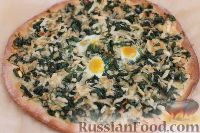 Фото приготовления рецепта: Пицца со шпинатом и перепелиными яйцами - шаг №10