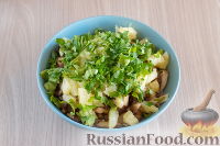 Фото приготовления рецепта: Куриный салат с ананасом и грибами - шаг №7