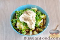 Фото приготовления рецепта: Куриный салат с ананасом и грибами - шаг №8