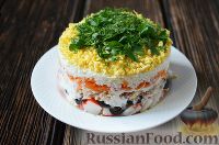 Фото к рецепту: Слоеный салат с горбушей и крабовыми палочками