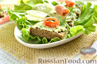 Фото к рецепту: Бутерброды с красной рыбой и авокадо