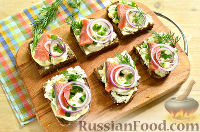 Фото приготовления рецепта: Бутерброды с копченым лососем и творогом - шаг №10