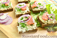 Фото приготовления рецепта: Бутерброды с копченым лососем и творогом - шаг №11