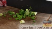 Фото приготовления рецепта: Салат из яиц, огурцов и зеленого лука - шаг №1