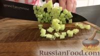 Фото приготовления рецепта: Салат из яиц, огурцов и зеленого лука - шаг №2