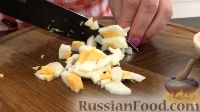 Фото приготовления рецепта: Салат из яиц, огурцов и зеленого лука - шаг №3