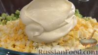 Фото приготовления рецепта: Салат из яиц, огурцов и зеленого лука - шаг №4
