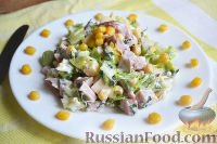 Фото к рецепту: Салат с копченой курицей, сыром и кукурузой