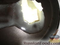 Фото приготовления рецепта: Яичница в перцах - шаг №3