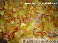 Фото приготовления рецепта: Мясная "гармошка", запечённая с яблоками и овощами - шаг №12
