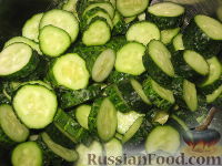 Фото приготовления рецепта: Сырой салат из огурцов на зиму - шаг №2