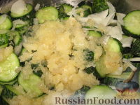 Фото приготовления рецепта: Сырой салат из огурцов на зиму - шаг №4