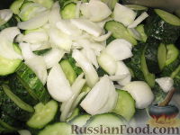 Фото приготовления рецепта: Сырой салат из огурцов на зиму - шаг №3