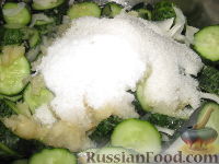 Фото приготовления рецепта: Сырой салат из огурцов на зиму - шаг №5