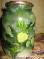 Фото приготовления рецепта: Сырой салат из огурцов на зиму - шаг №7