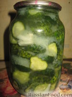 Фото приготовления рецепта: Сырой салат из огурцов на зиму - шаг №8