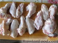 Фото приготовления рецепта: Жаркое из куриных крылышек с картофелем - шаг №3