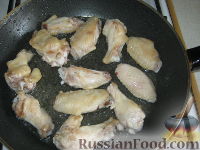 Фото приготовления рецепта: Жаркое из куриных крылышек с картофелем - шаг №4