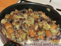 Фото приготовления рецепта: Картофельные оладьи с грибами и луком - шаг №2