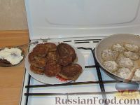 Фото приготовления рецепта: Картофельные оладьи с грибами и луком - шаг №6