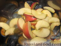 Фото приготовления рецепта: Варенье из слив и яблок - шаг №3
