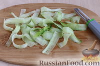 Фото приготовления рецепта: Салат с креветками, огурцом и крутонами - шаг №8