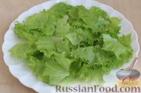 Фото приготовления рецепта: Салат с креветками, огурцом и крутонами - шаг №9