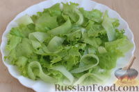 Фото приготовления рецепта: Салат с креветками, огурцом и крутонами - шаг №10