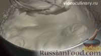 Фото приготовления рецепта: Меренги со сливками и клубникой - шаг №4