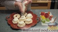 Фото приготовления рецепта: Меренги со сливками и клубникой - шаг №8