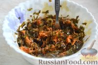 Фото приготовления рецепта: Острый салат из моркови и морской капусты - шаг №6