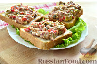 Фото к рецепту: Тосты с салатом из тунца