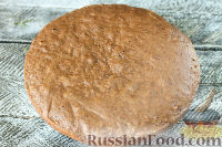 Фото приготовления рецепта: Шоколадный торт со сметанным кремом и клубникой - шаг №6