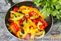 Фото приготовления рецепта: Салат из жареного перца с петрушкой и чесноком - шаг №2