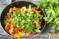 Фото приготовления рецепта: Салат из жареного перца с петрушкой и чесноком - шаг №4