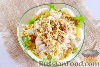 Фото приготовления рецепта: Куриный салат с ананасами и грецкими орехами - шаг №10